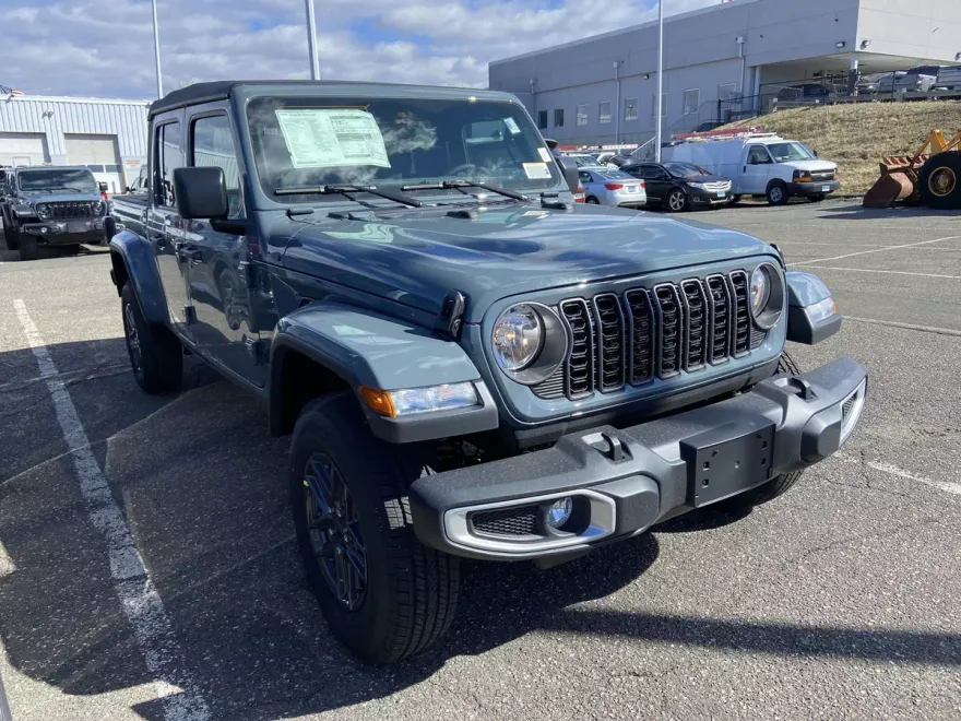 2025 Jeep Gladiator Sport S photo 1