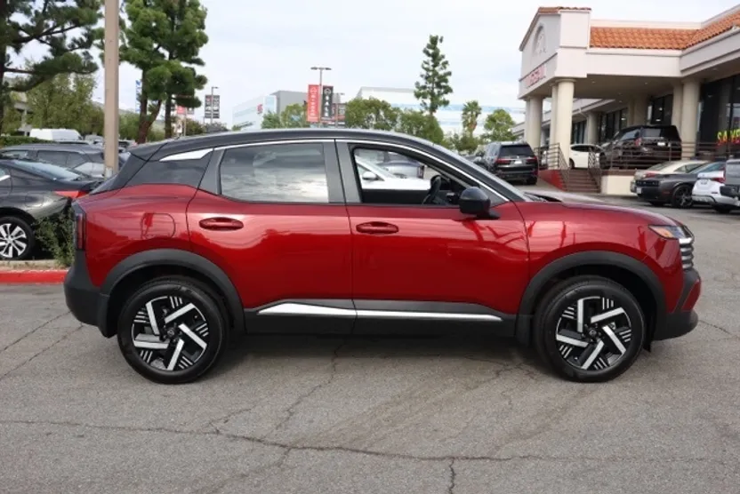 2025 Nissan Kicks SV photo 1