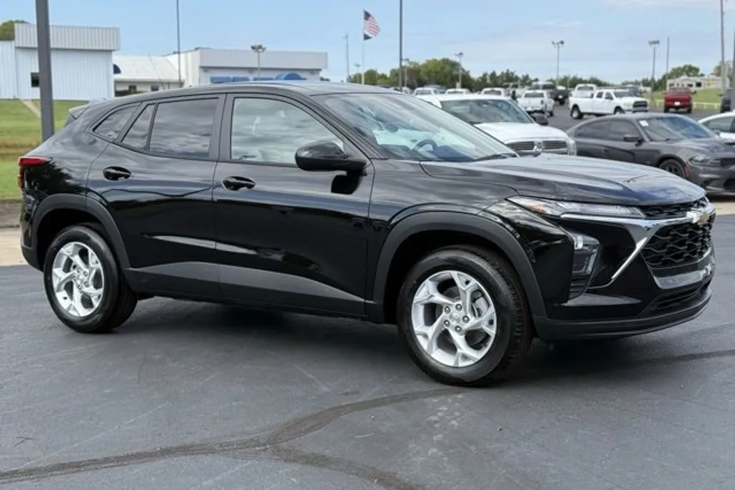 2026 Chevrolet Trax LS photo 1
