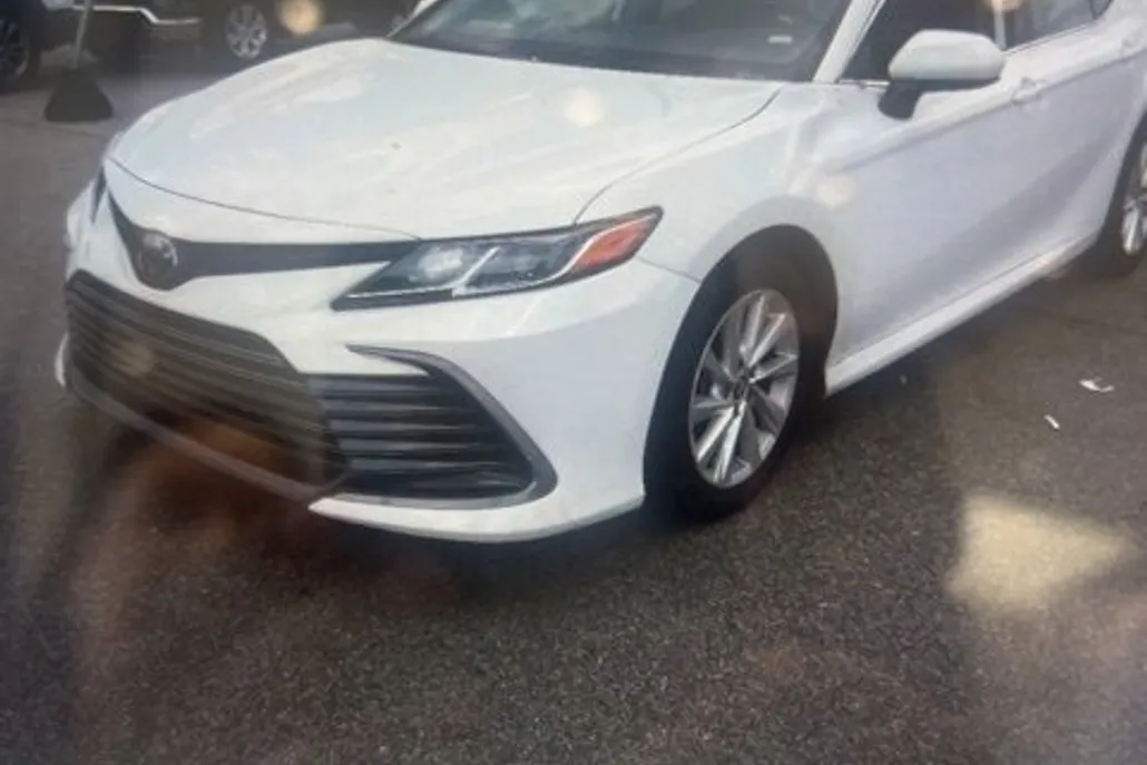 2023 Toyota Camry LE photo 1