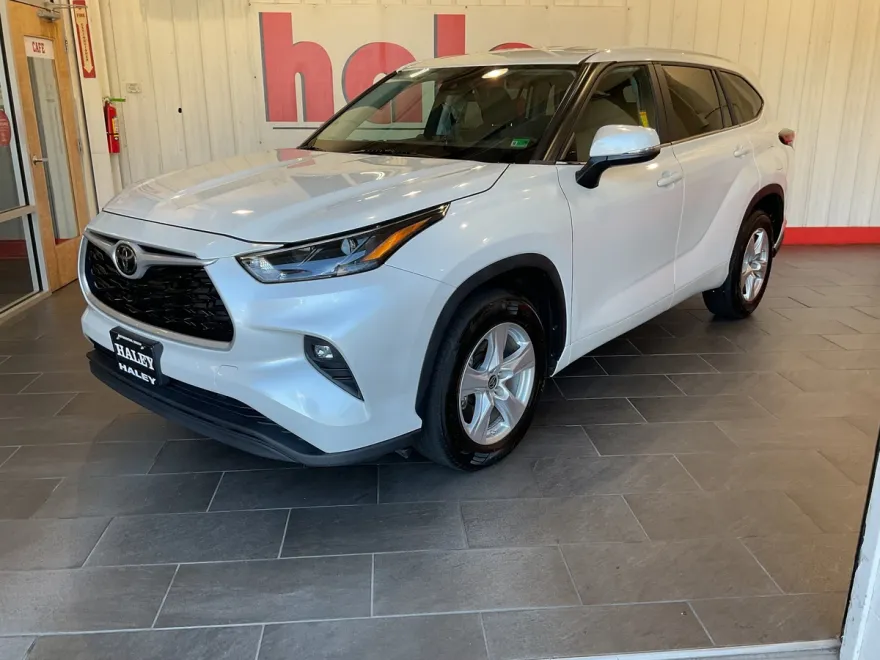2023 Toyota Highlander LE photo 1