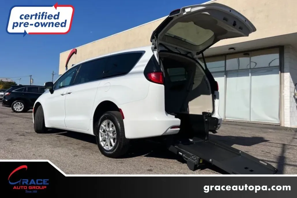 2022 Chrysler Voyager LX photo 1