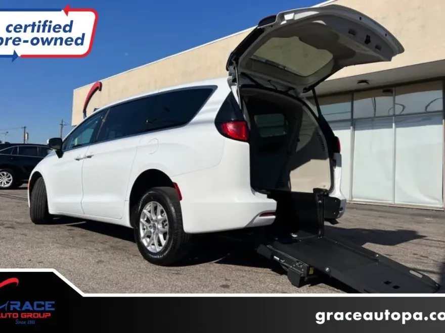 2022 Chrysler Voyager LX photo 1