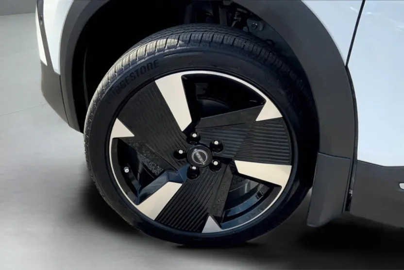 2025 Nissan Kicks SR photo 1
