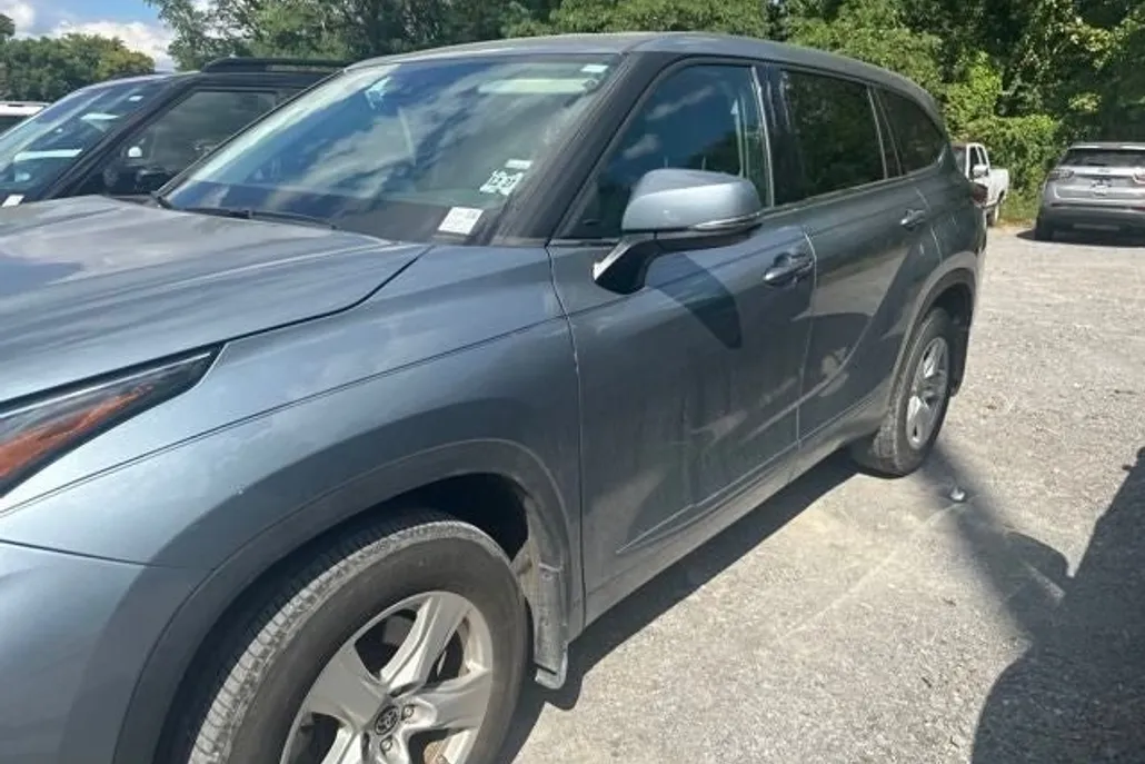 2022 Toyota Highlander LE photo 1