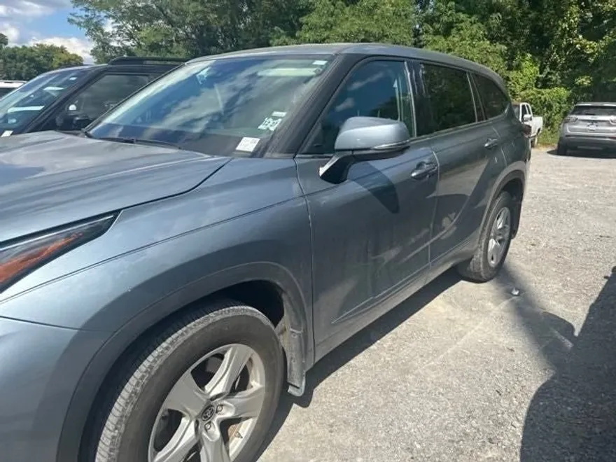 2022 Toyota Highlander LE photo 1