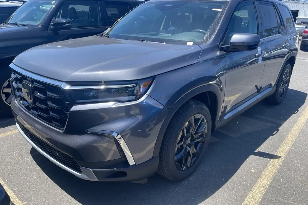 2025 Honda Pilot Touring photo 1