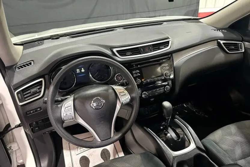 2015 Nissan Rogue SV photo 1