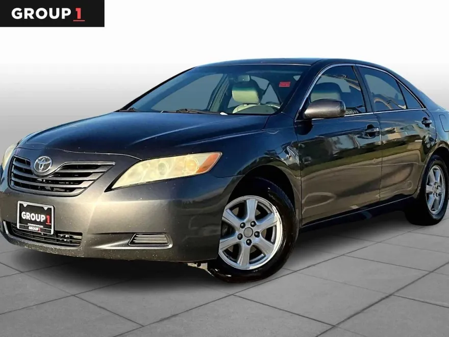 2009 Toyota Camry LE photo 1