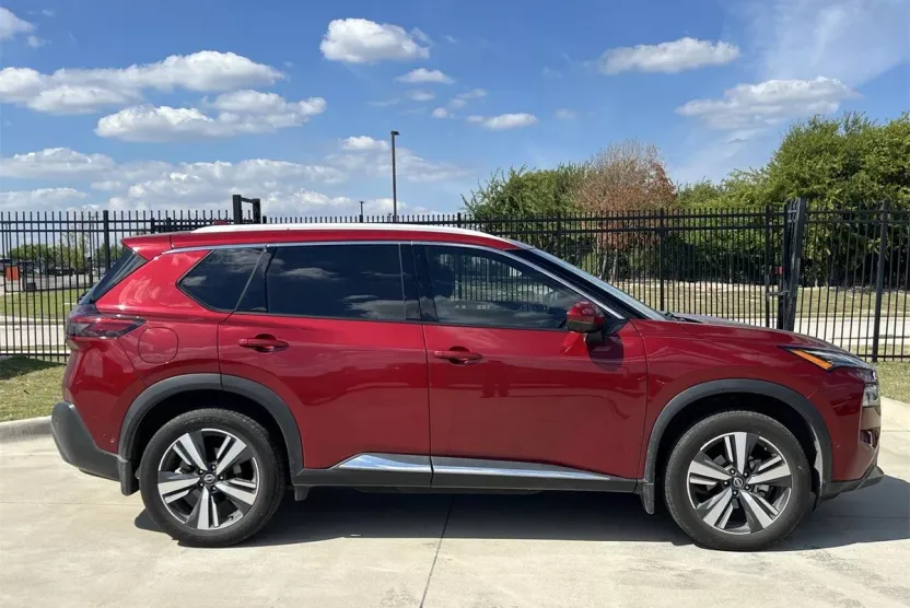 2023 Nissan Rogue SL photo 1