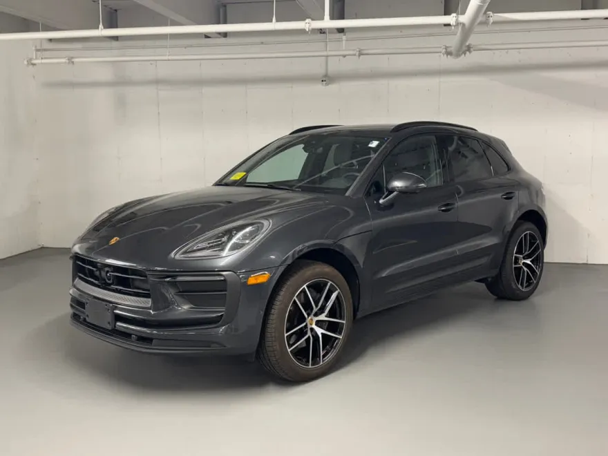 2023 Porsche Macan T photo 1
