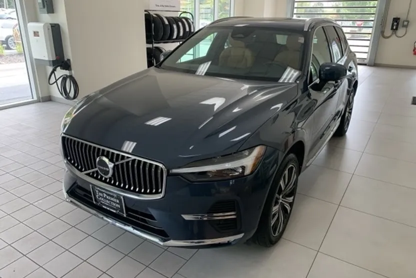 2022 Volvo XC60 B5 Inscription photo 1