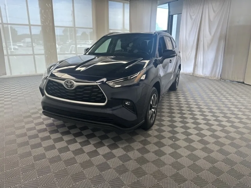 2022 Toyota Highlander XLE photo 1