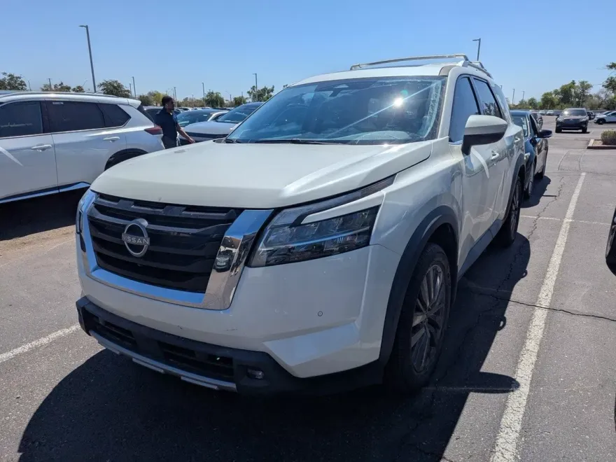 2022 Nissan Pathfinder SL photo 1