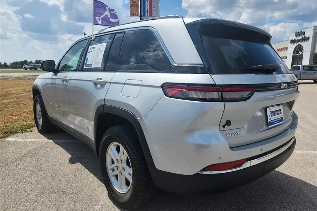 2024 Jeep Grand Cherokee Laredo photo 1