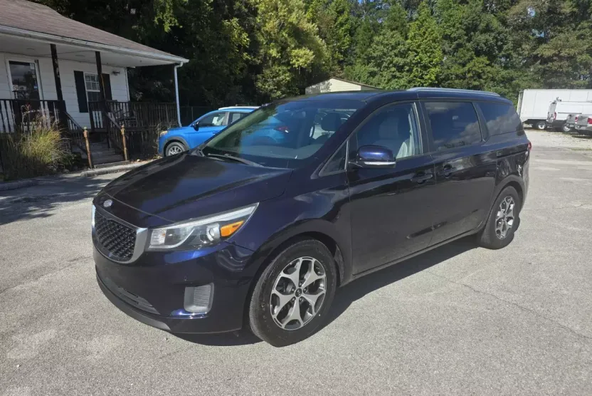 2018 Kia Sedona LX photo 1