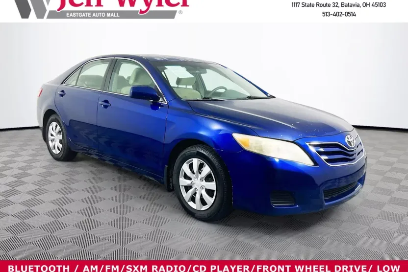 2010 Toyota Camry LE photo 1