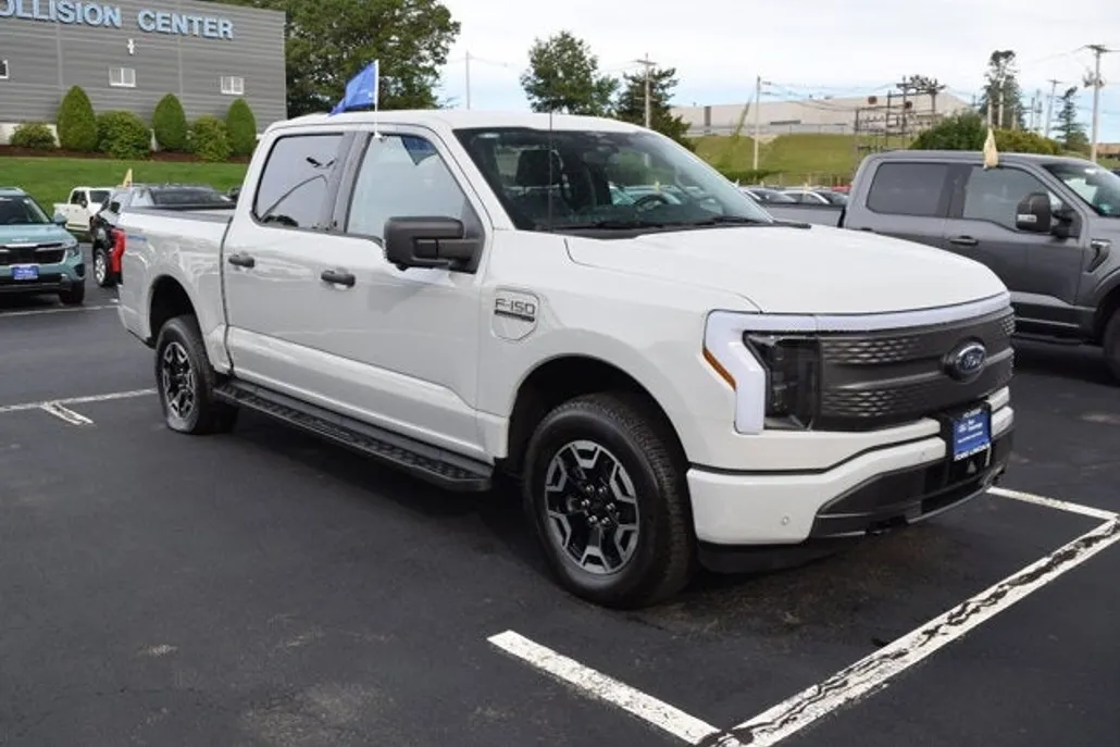 2023 Ford F-150 Lightning XLT photo 1