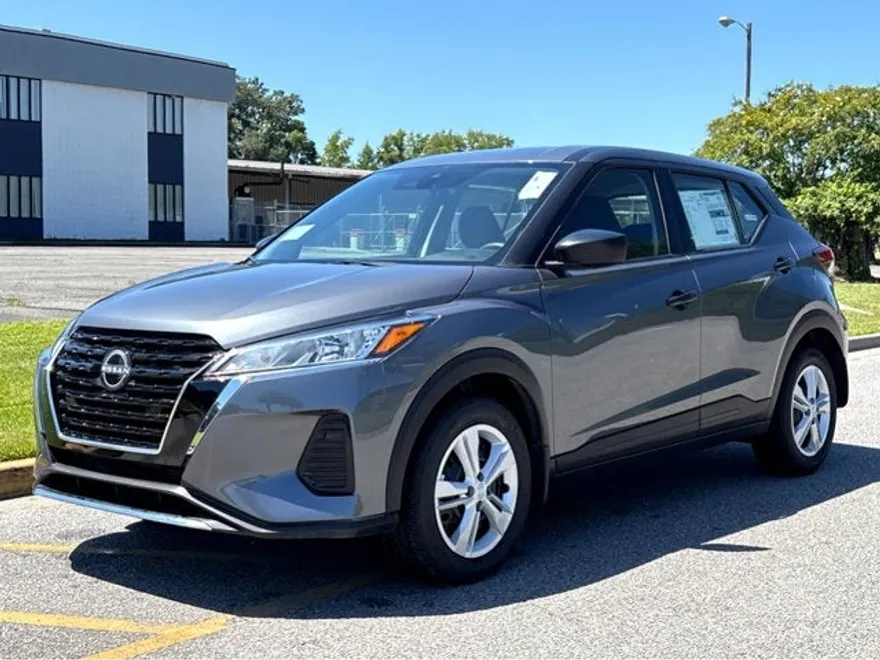 2025 Nissan Kicks Play S photo 1
