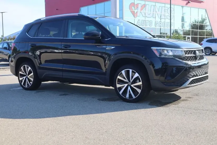2022 Volkswagen Taos SE photo 1