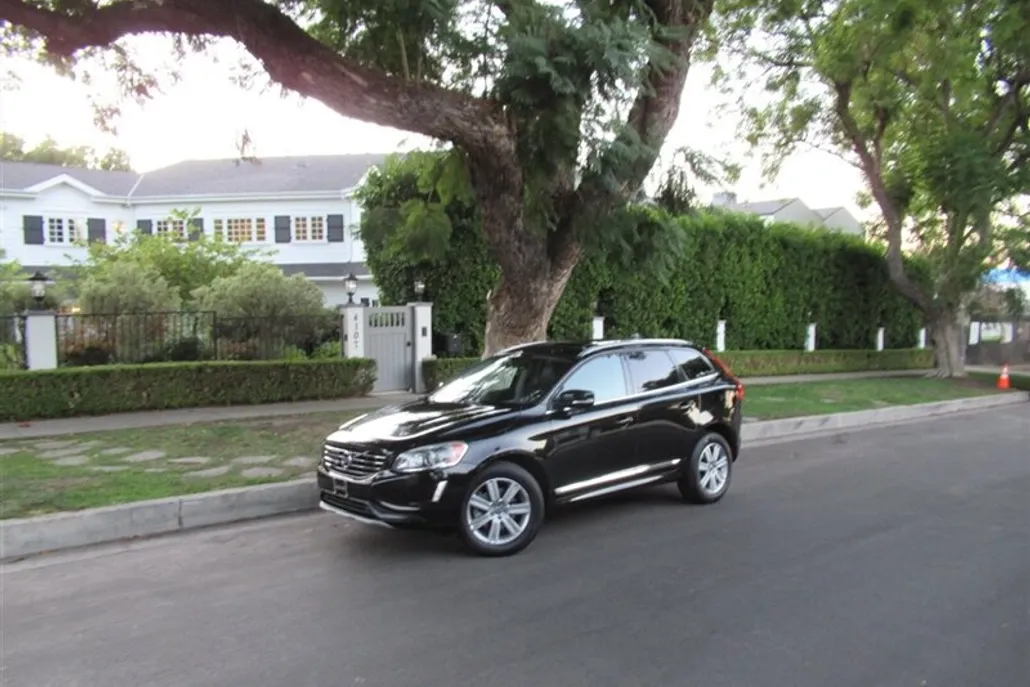 2016 Volvo XC60 T6 Drive-E Platinum photo 1