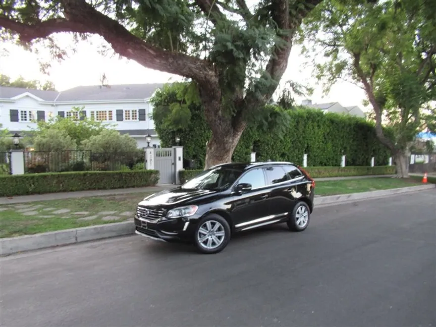 2016 Volvo XC60 T6 Drive-E Platinum photo 1