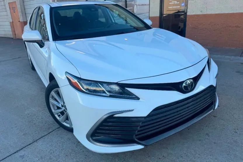 2021 Toyota Camry LE photo 1