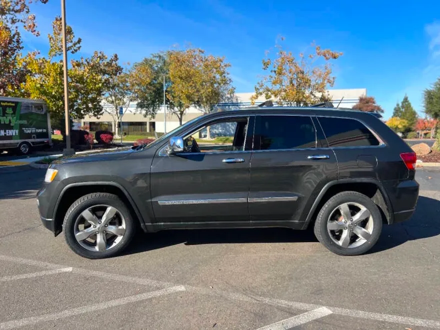 2011 Jeep Grand Cherokee Overland photo 1