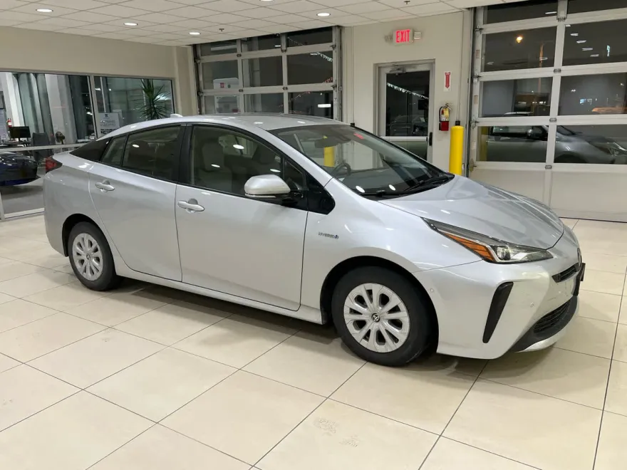 2020 Toyota Prius LE photo 1