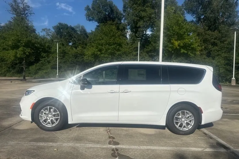 2026 Chrysler Pacifica photo 1