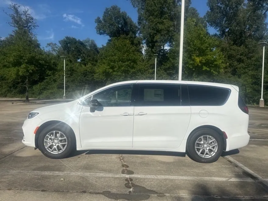 2026 Chrysler Pacifica photo 1