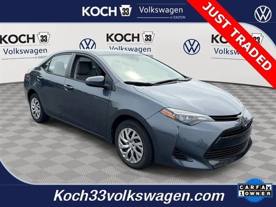 2017 Toyota Corolla LE photo 1