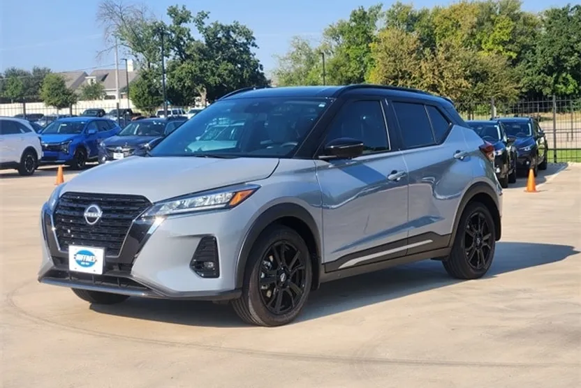 2024 Nissan Kicks SR photo 1