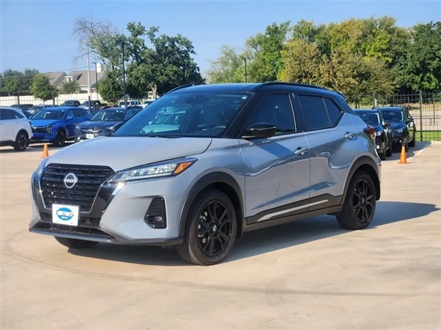 2024 Nissan Kicks SR photo 1