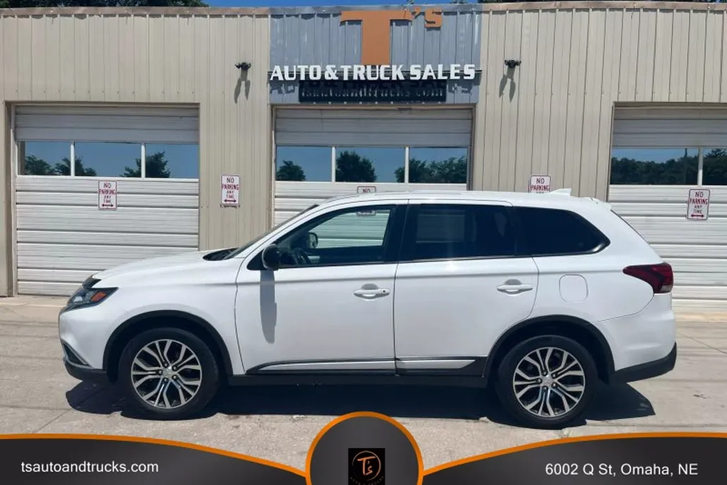 2017 Mitsubishi Outlander ES photo 1