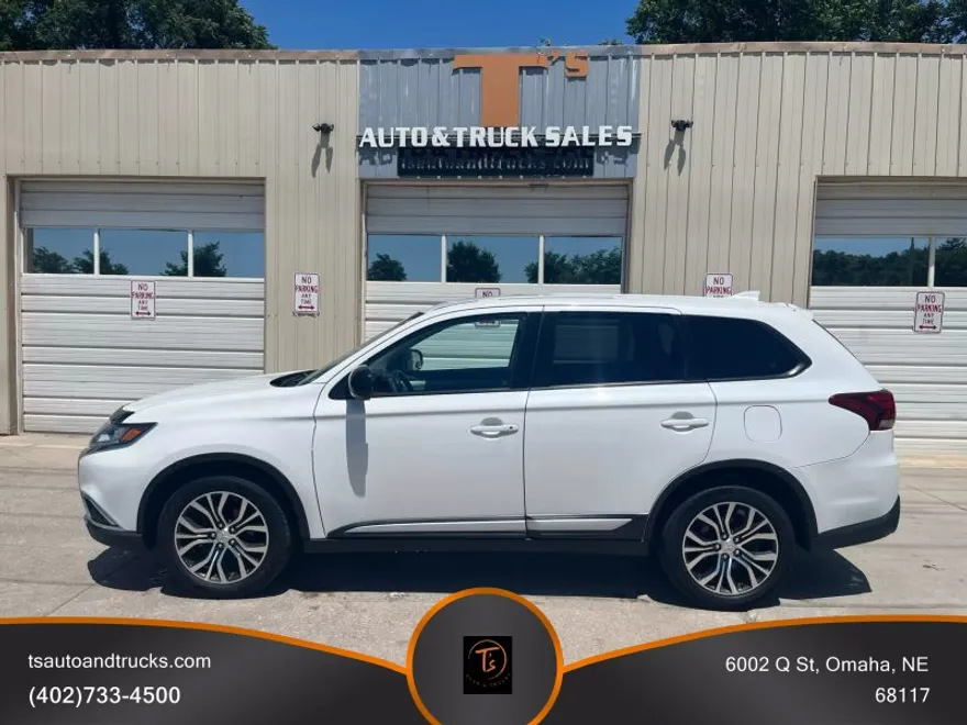 2017 Mitsubishi Outlander ES photo 1