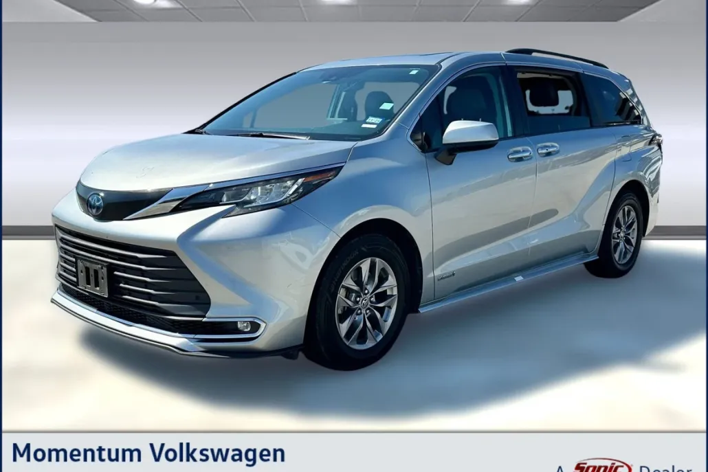 2021 Toyota Sienna XLE photo 1