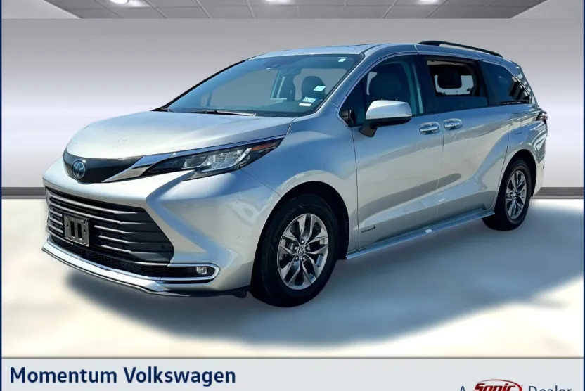 2021 Toyota Sienna XLE photo 1