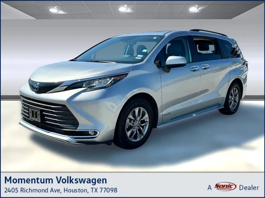 2021 Toyota Sienna XLE photo 1