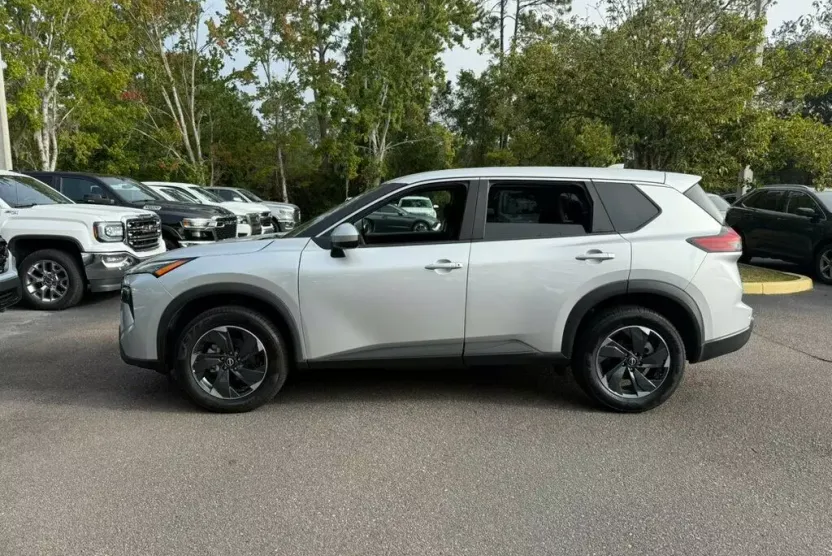 2024 Nissan Rogue SV photo 1