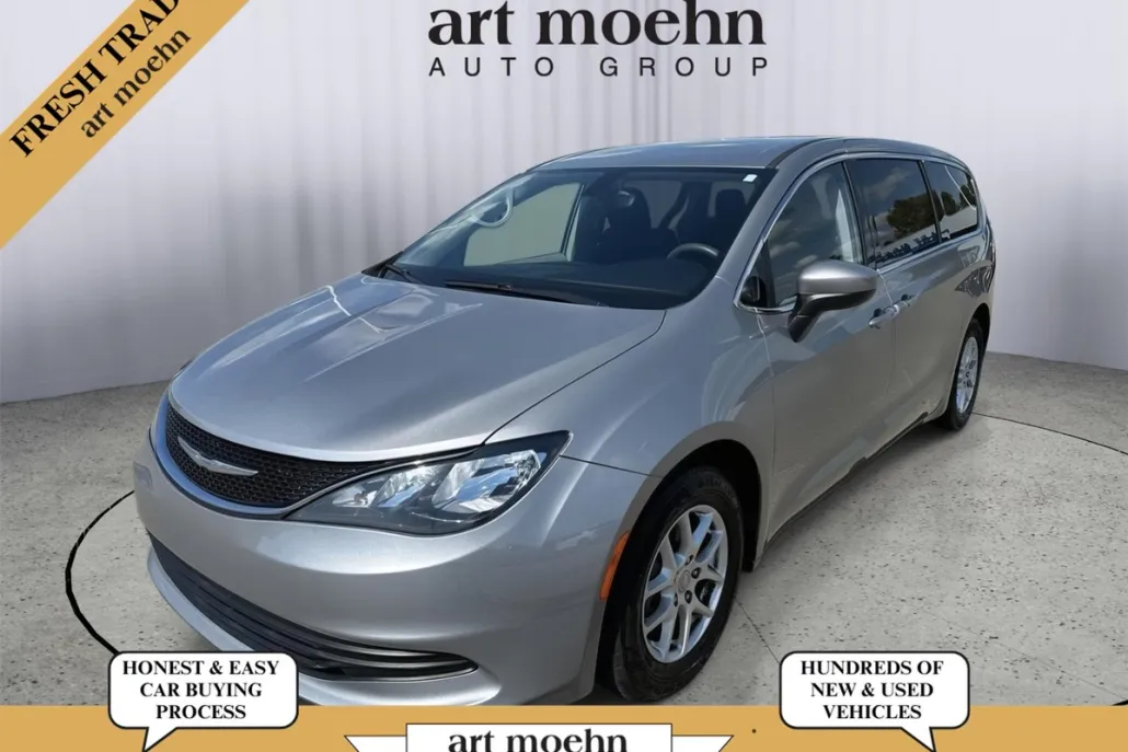2017 Chrysler Pacifica Touring photo 1