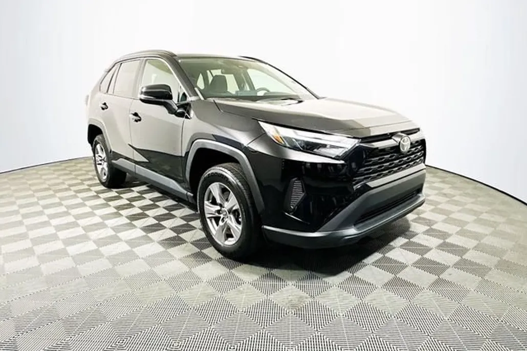 2023 Toyota RAV4 XLE photo 1