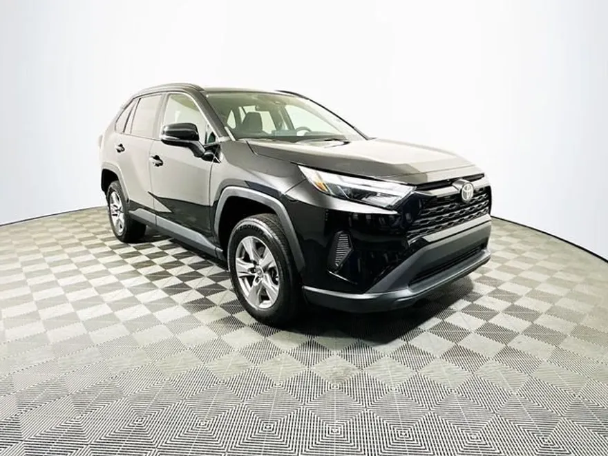 2023 Toyota RAV4 XLE photo 1