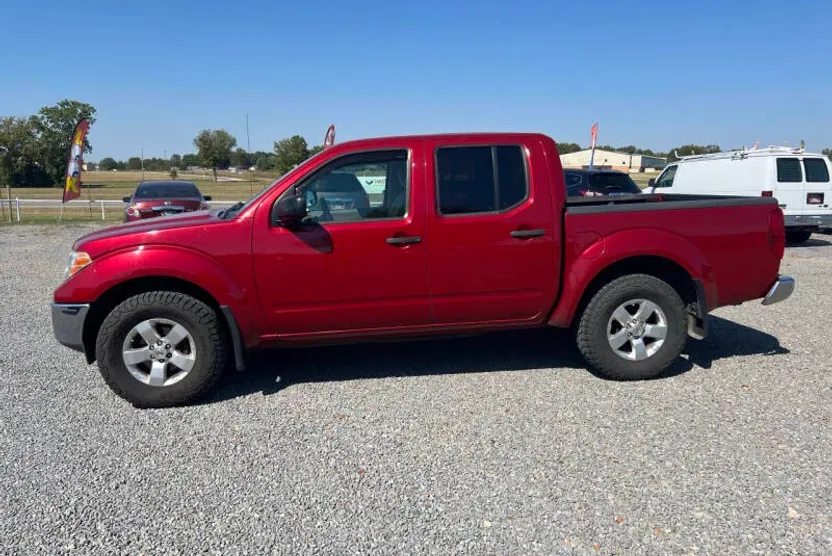 2011 Nissan Frontier SV photo 1