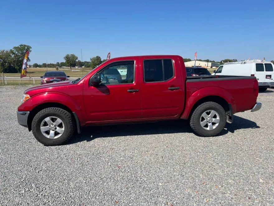 2011 Nissan Frontier SV photo 1