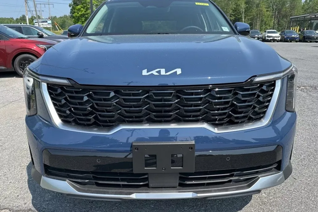 2025 Kia Sorento S photo 1
