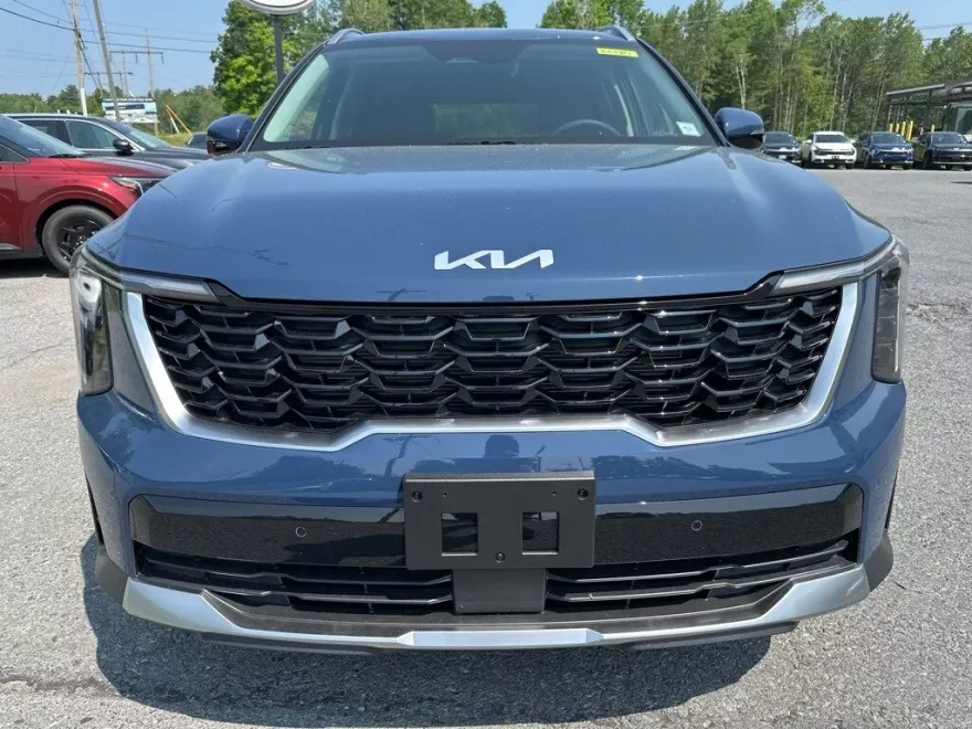 2025 Kia Sorento S photo 1