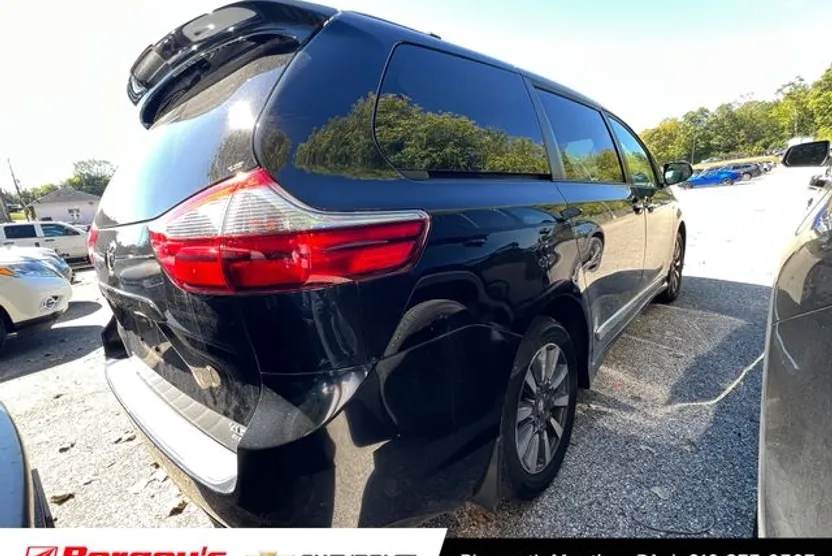 2020 Toyota Sienna XLE photo 1