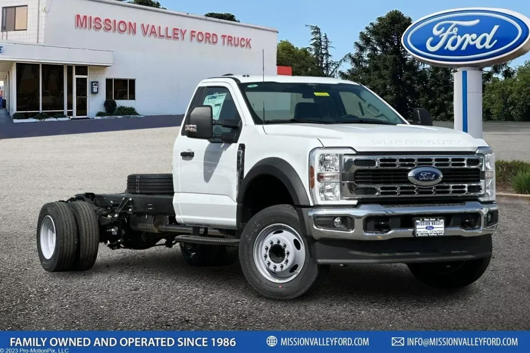 2025 Ford F-600 photo 1
