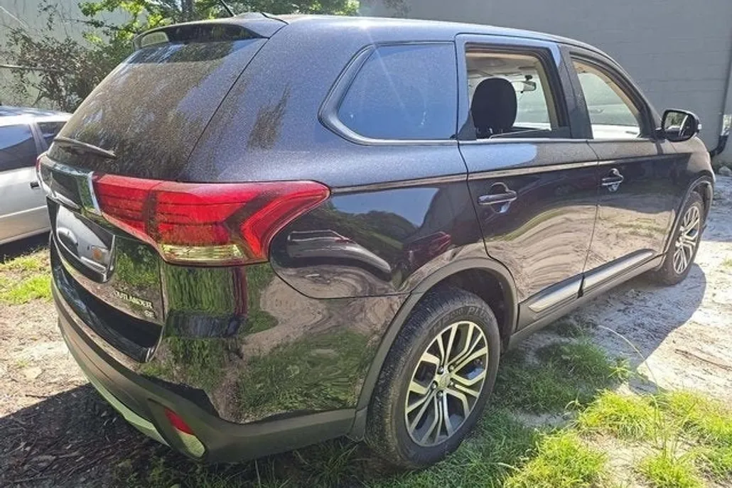 2016 Mitsubishi Outlander SE photo 1